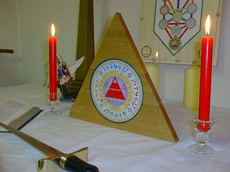 Talisman personnalisé de l'habitat sur un autel